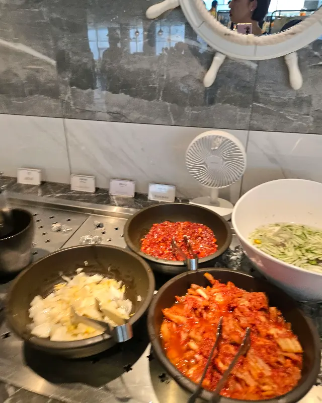 다양한 한식 반찬 코너