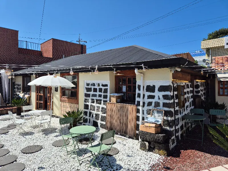 돌담과 푸른 하늘이 어우러진 1938 함덕차관의 외관