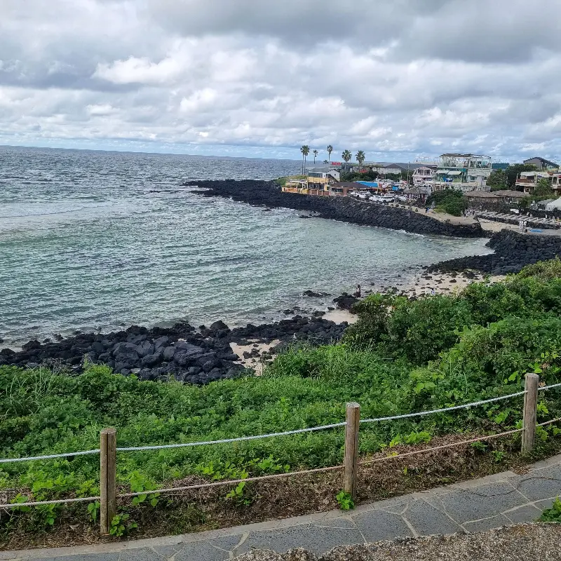 푸른 바다와 해안가 풍경