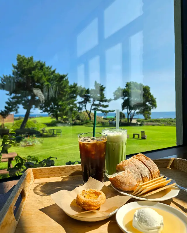 카이막과 음료, 그리고 창밖으로 보이는 푸른 잔디밭