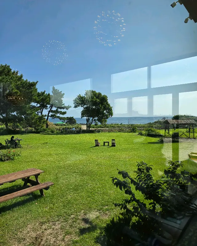 잔디밭 너머로 보이는 바다 풍경