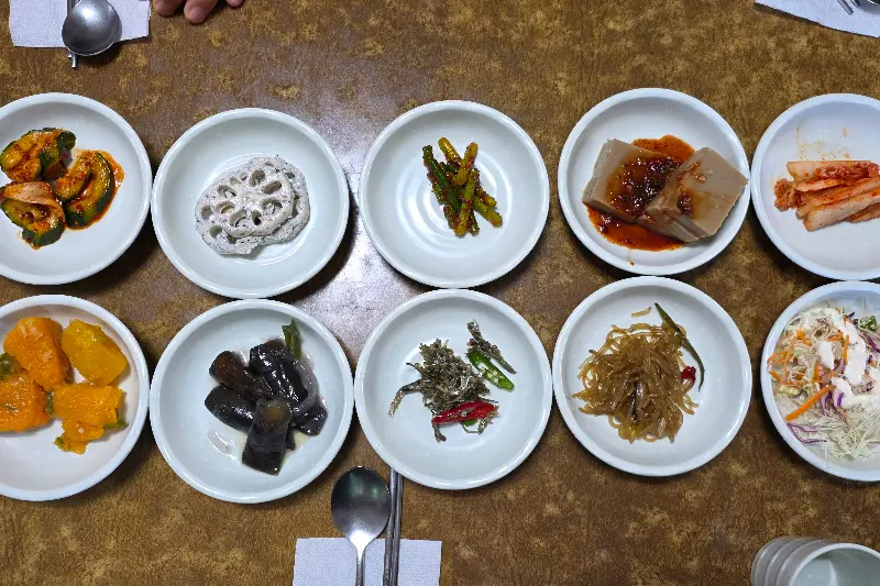 다양한 종류의 밑반찬