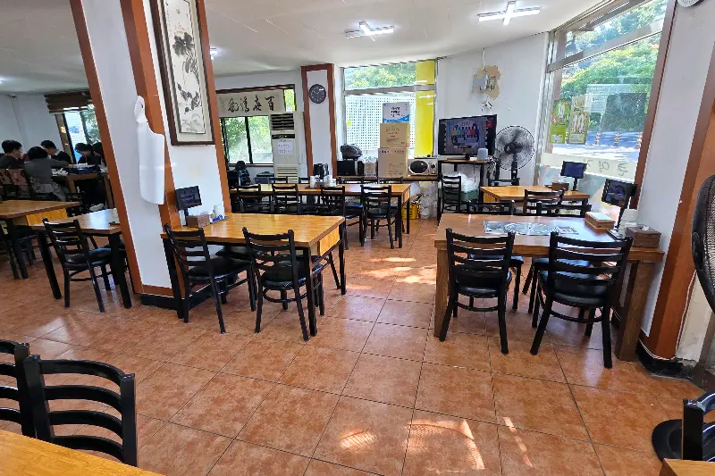 넓고 쾌적한 식당 내부