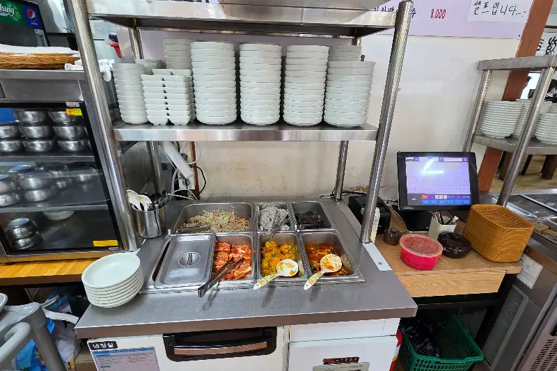 푸짐한 반찬을 직접 가져다 먹을 수 있는 셀프 코너