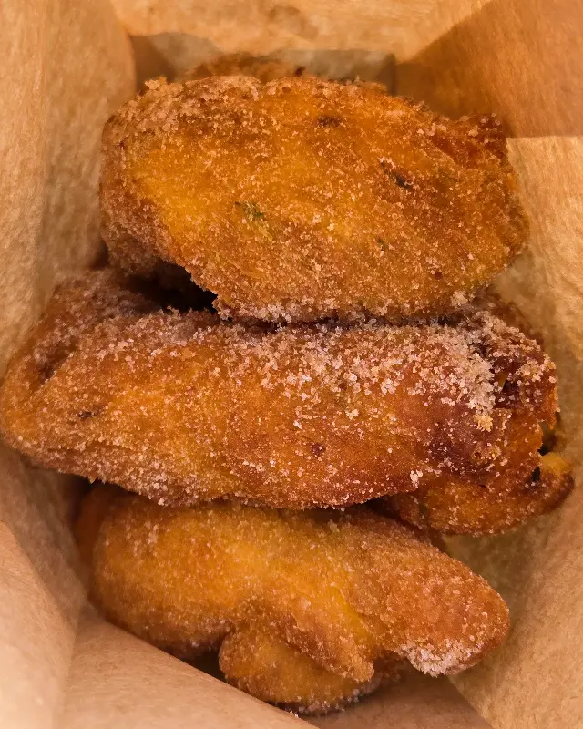 설탕이 듬뿍 뿌려진 꽈배기