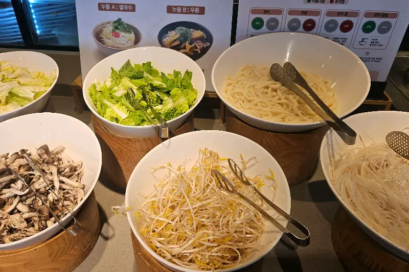 홍게가 가득 담겨 있는 샐러드바 코너