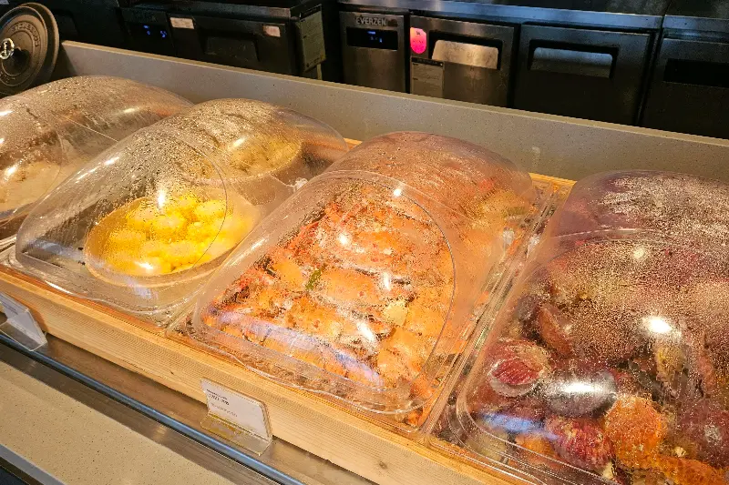 다양한 종류의 샐러드가 놓인 코너