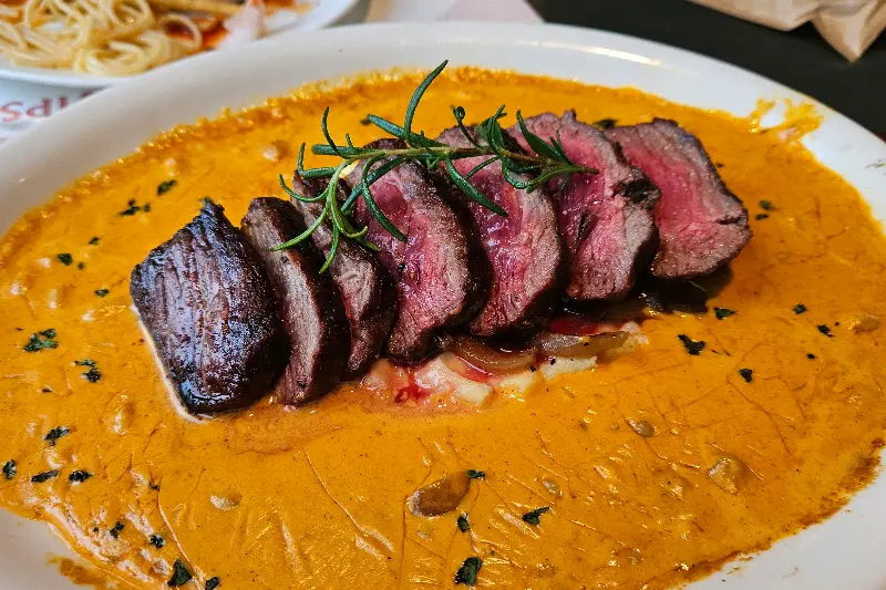 스테이크 위에 올려진 신선한 로즈마리