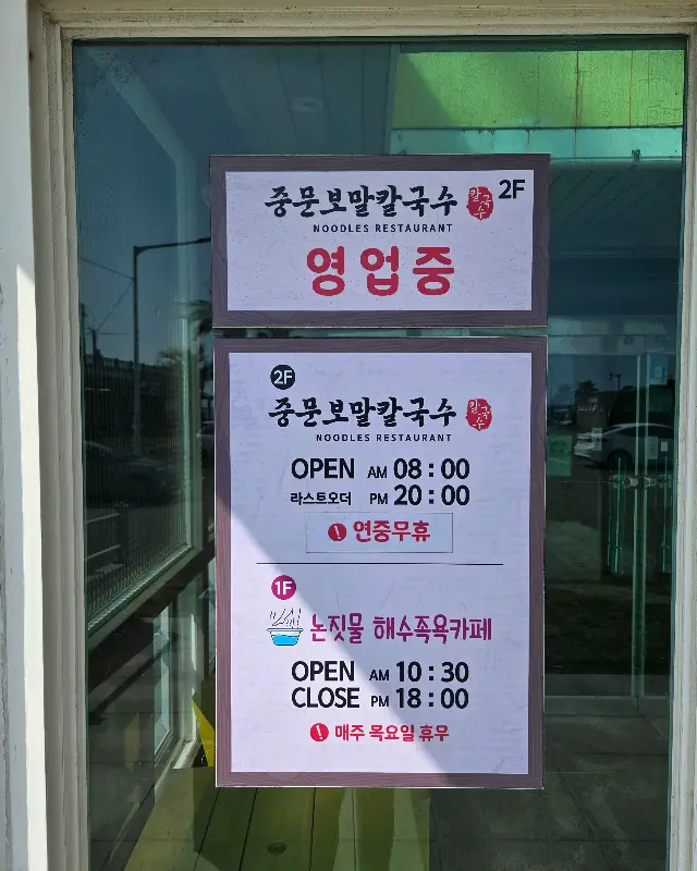 테이블에 놓인 메뉴들의 모습, 푸짐한 양이 인상적이다.