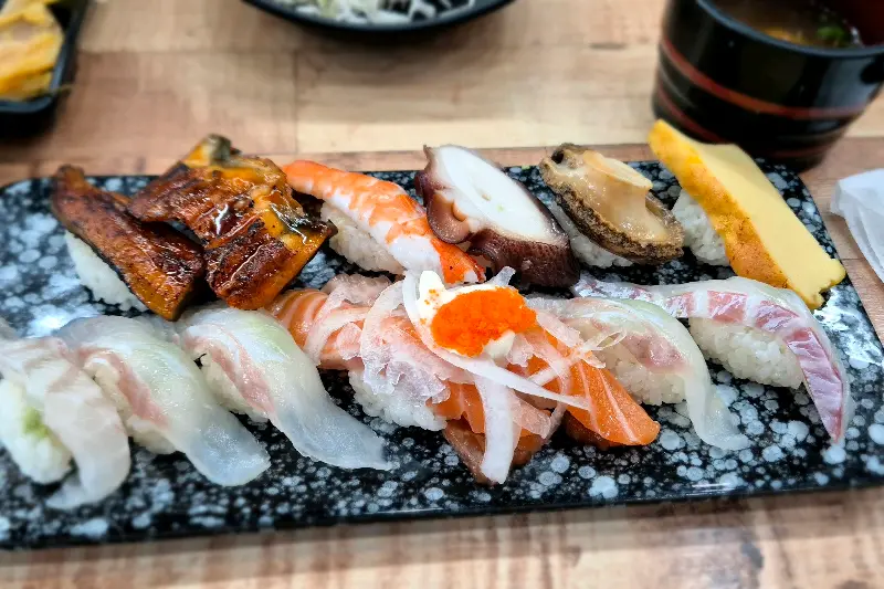 접시에 담긴 여러 종류의 초밥