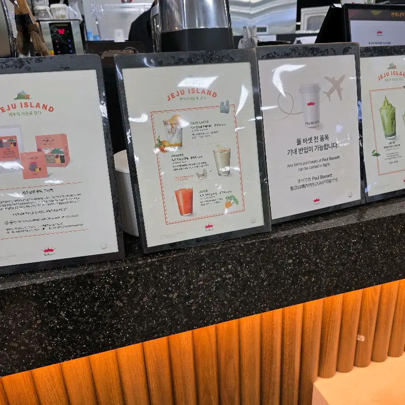 폴바셋 매장 카운터에 놓인 메뉴 안내판