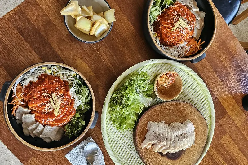 비빔국수와 돔베고기 세트