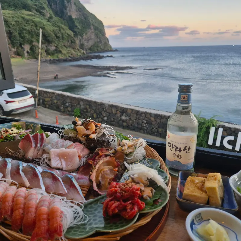 해산물 한 상 차림과 성산일출봉 뷰