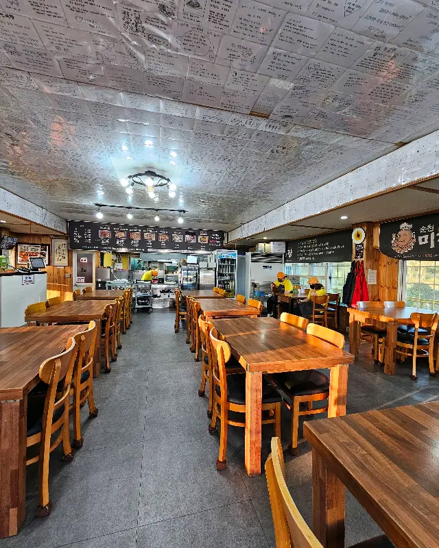 넓고 테이블 간 간격이 넓은 식당 내부