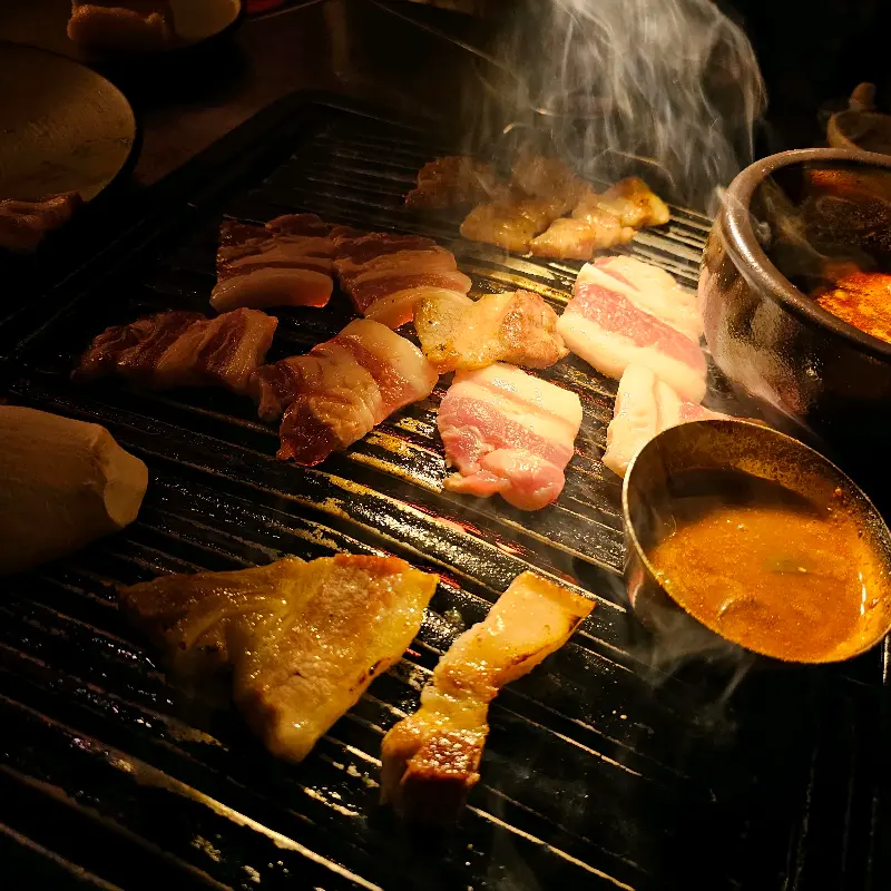 연탄불에 구워지는 흑돼지