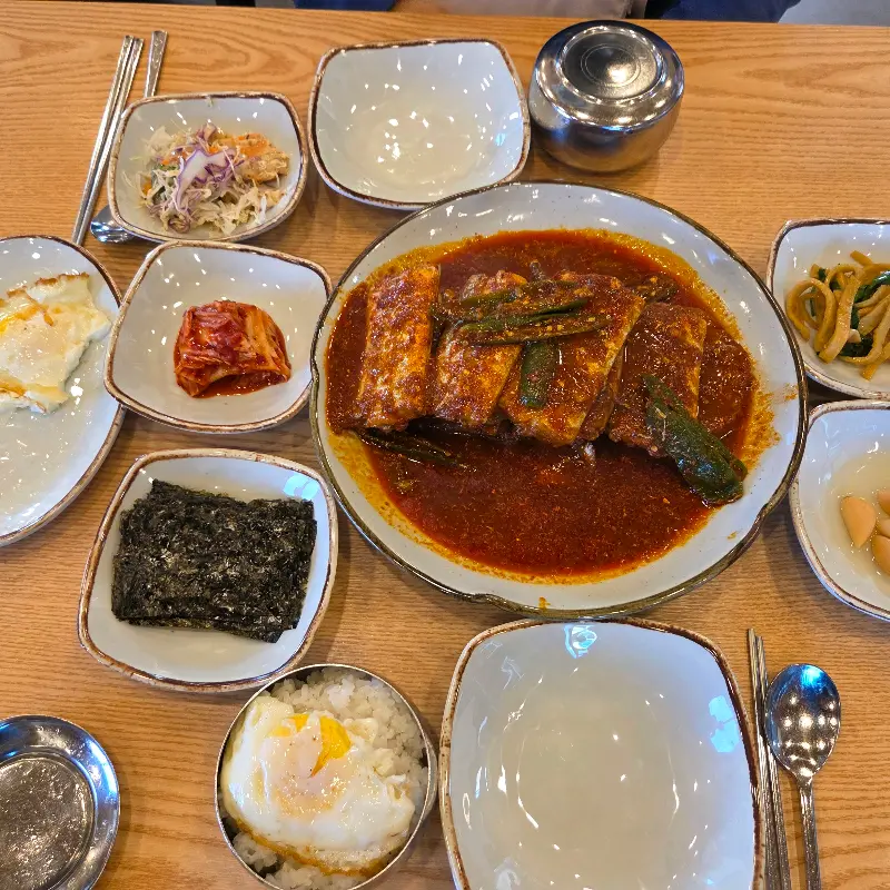 정갈한 밑반찬과 갈치조림 한 상