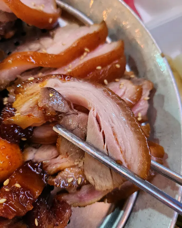 윤기가 흐르는 족발 단면