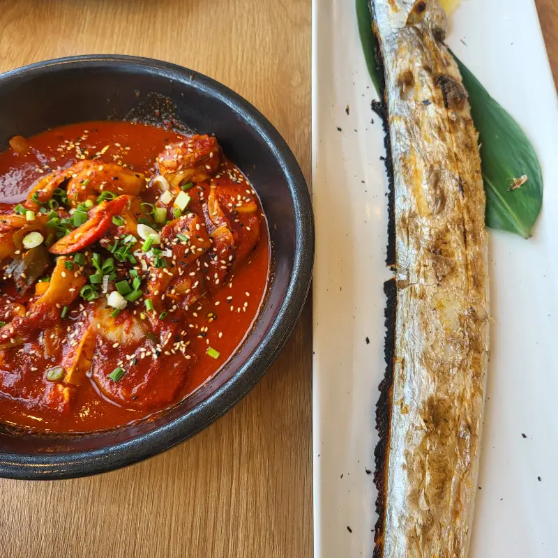 윤기가 흐르는 갈치구이와 매콤한 갈치조림