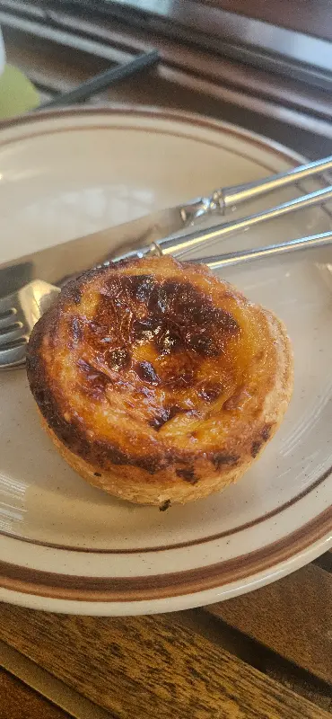 테이블 위에 놓인 디저트