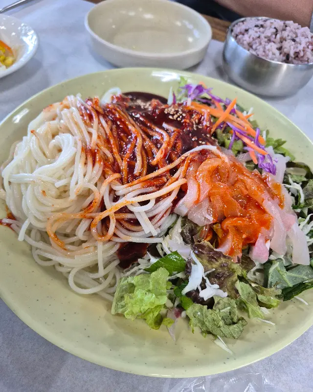 싱싱한 회와 채소가 듬뿍 담긴 회국수