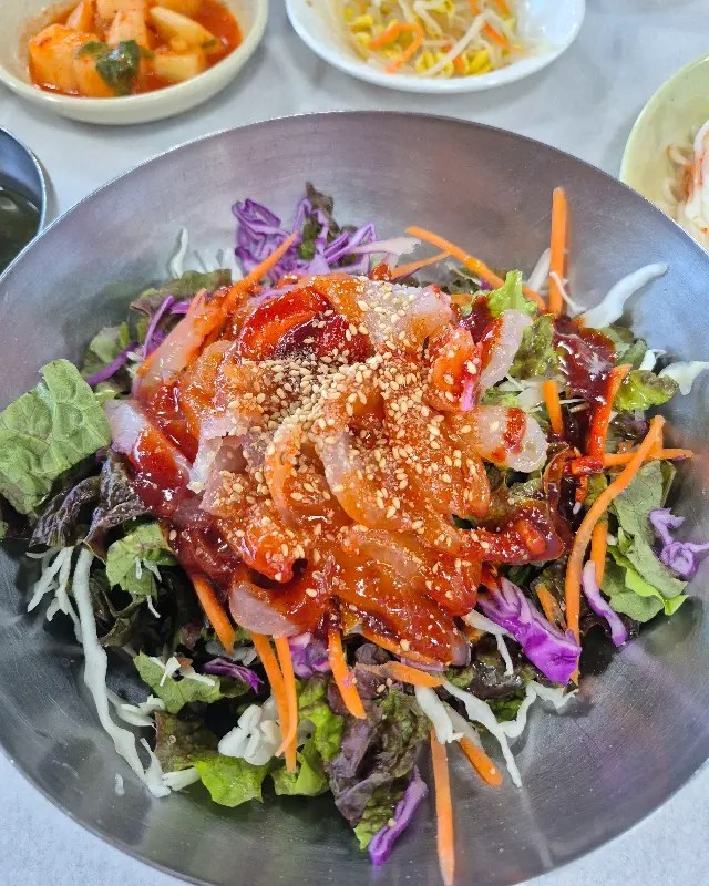 싱싱한 회가 듬뿍 들어간 회덮밥