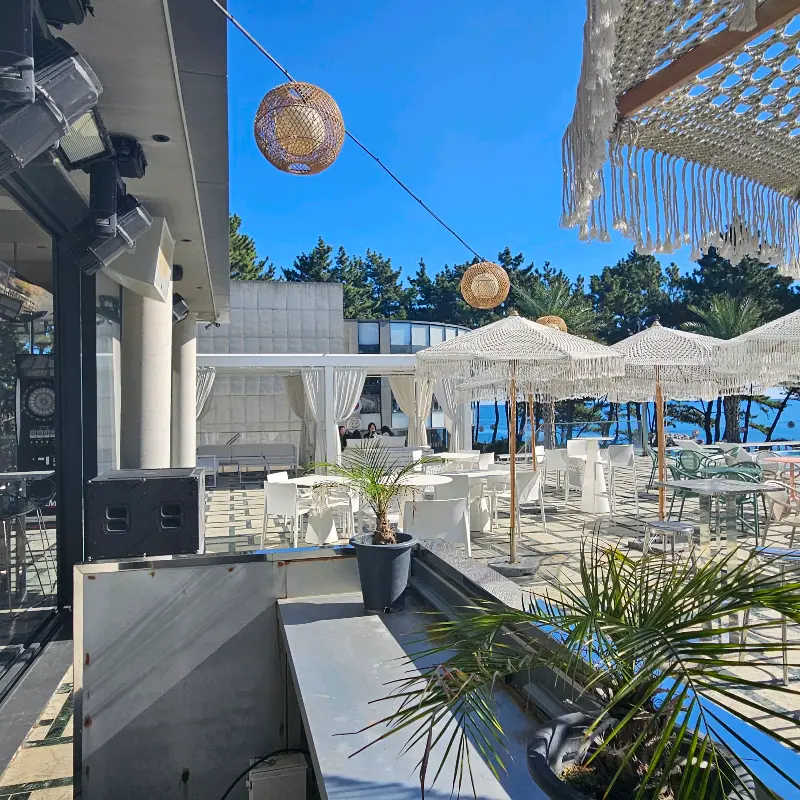 바다다 카페 야외 테이블