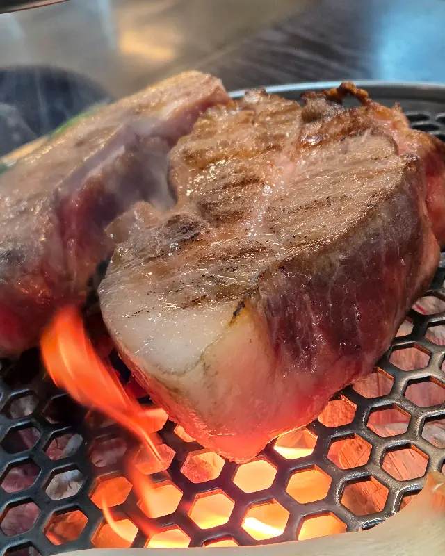 두툼한 흑돼지 근고기의 자태