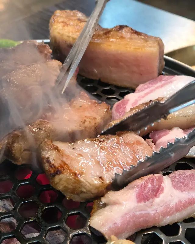 직원분이 직접 구워주는 흑돼지