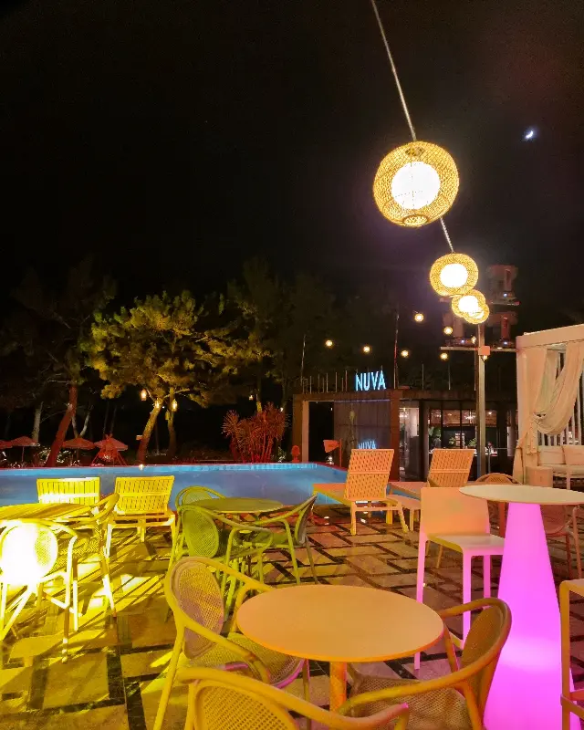 밤에 빛나는 바다다 카페