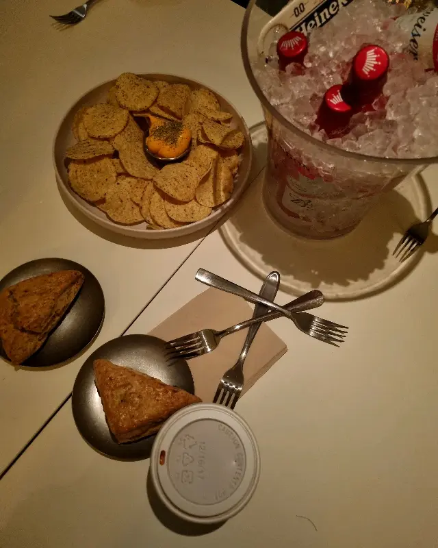 테이블 위에 놓인 맥주와 나쵸, 스콘