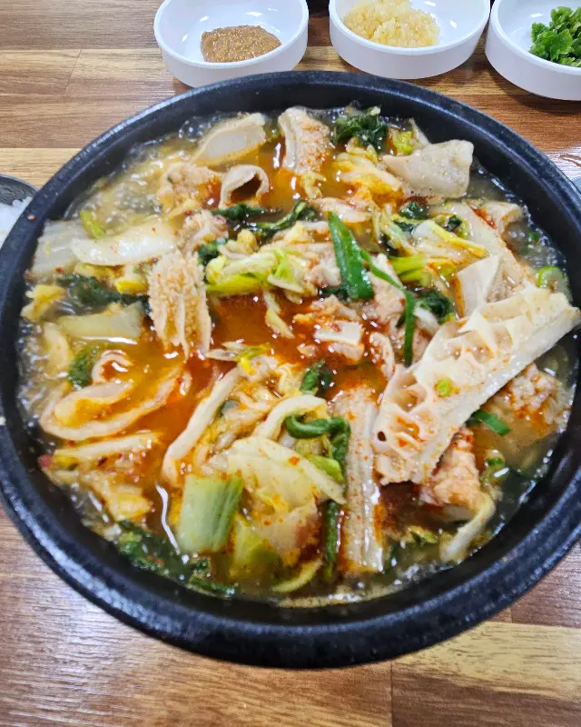 채소와 내장이 어우러진 모습