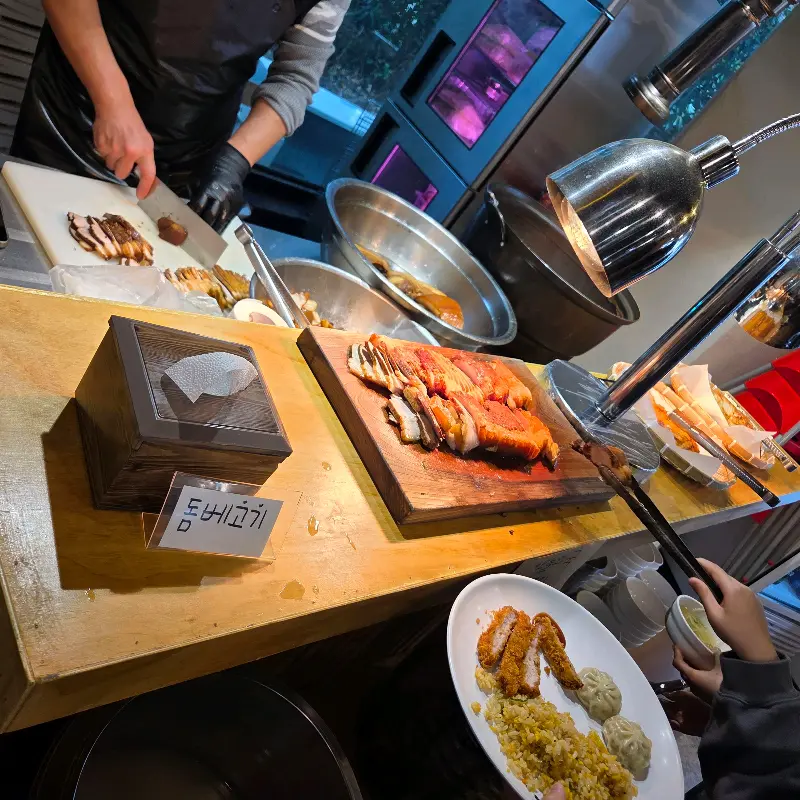 돔베고기를 준비하는 모습