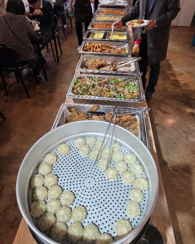 다양한 종류의 음식이 준비된 뷔페 코너