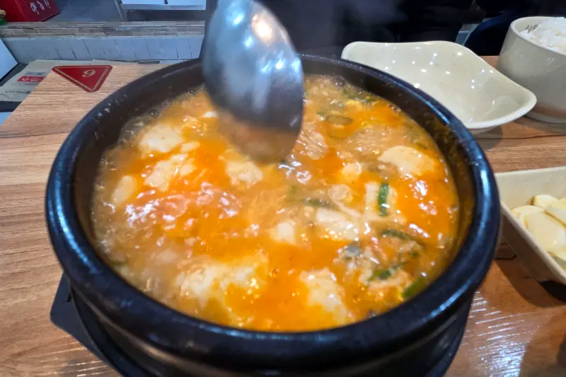 뚝배기에 담겨 나오는 순두부찌개