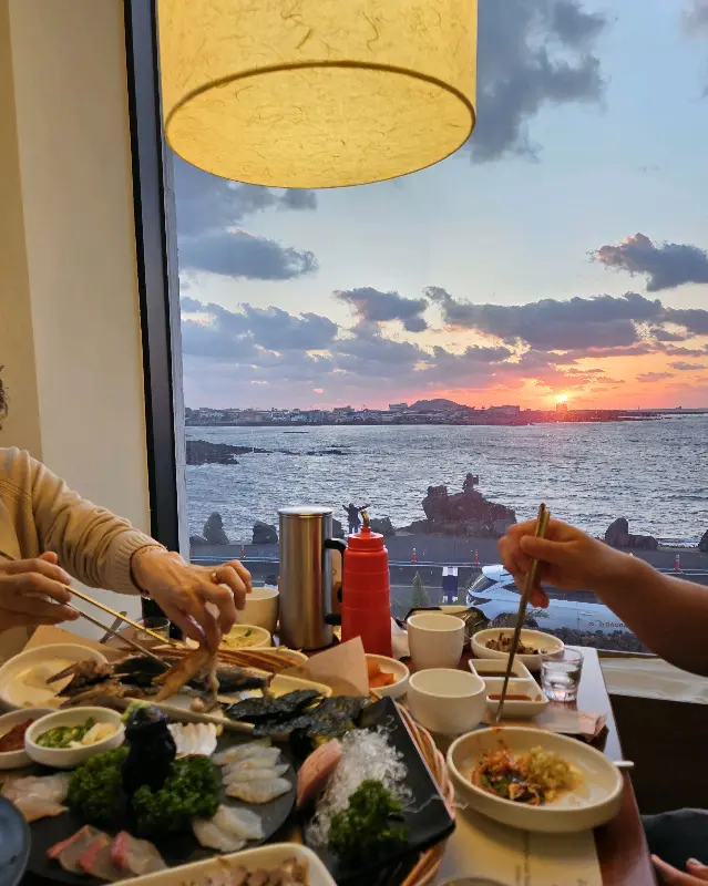 탁 트인 오션뷰를 자랑하는 바다술상