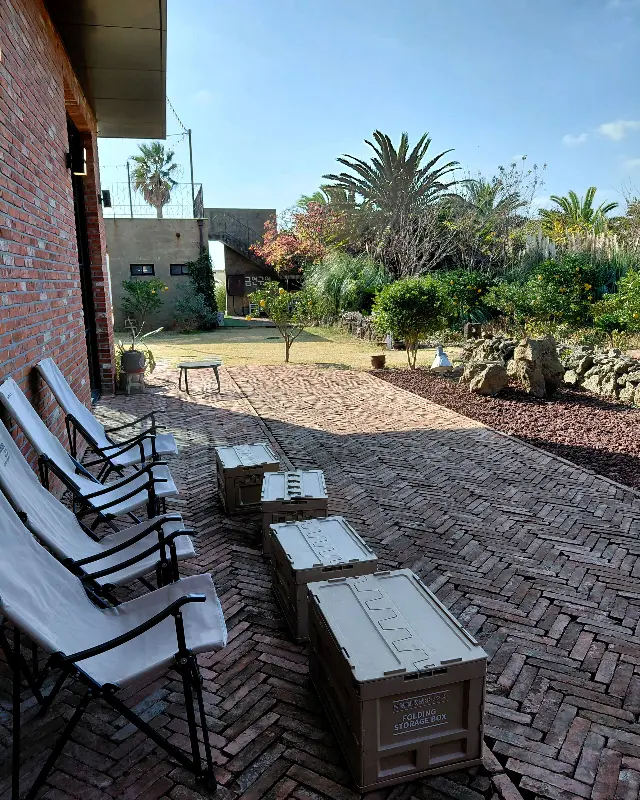 카페 내부에서 바라본 푸른 바다와 범섬