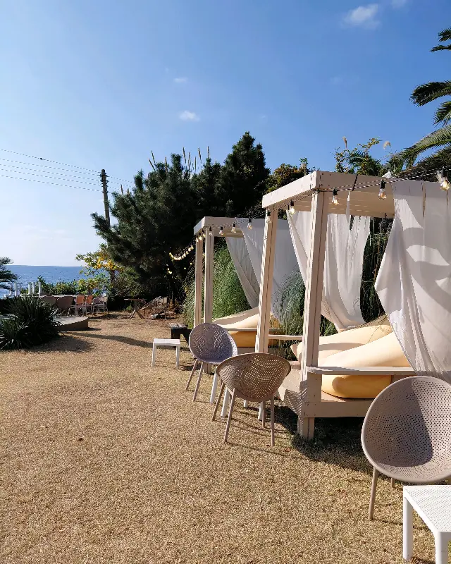 카페 정원에 마련된 야외 테이블과 의자