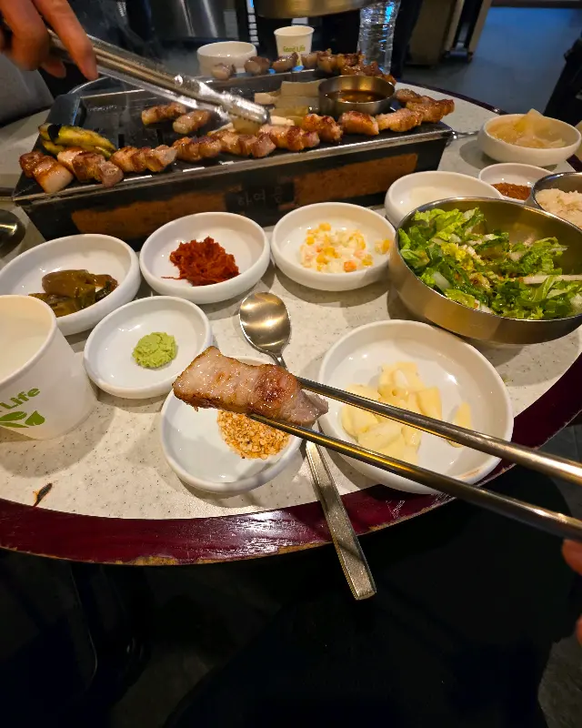 흑돼지와 함께 제공되는 다양한 곁들임 메뉴들