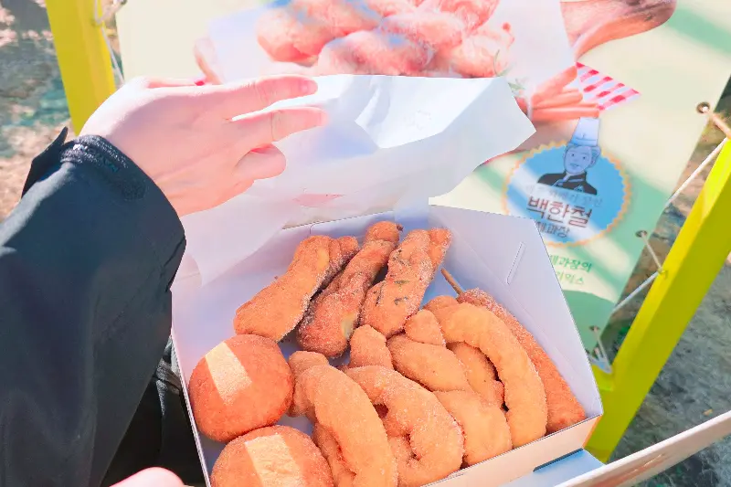 손에 들려진 꽈배기 세트