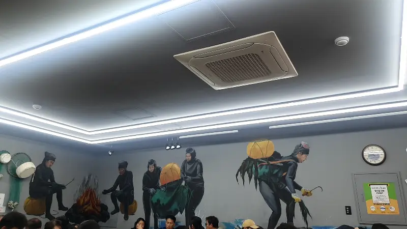 성산해녀짬뽕 내부 벽화