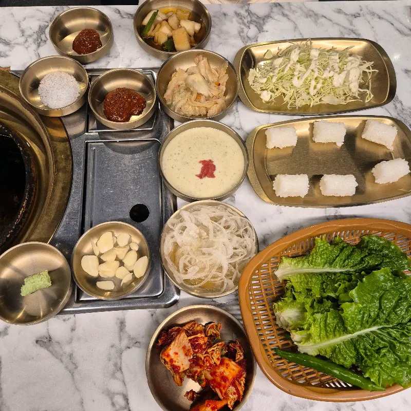 돈백꽃의 밑반찬 세팅 모습. 다양한 종류의 곁들임이 정갈하게 담겨 나온다.