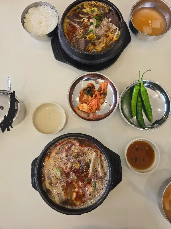 해장국과 밑반찬 전체샷