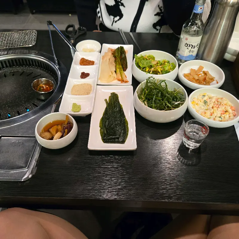 화고의 푸짐한 밑반찬