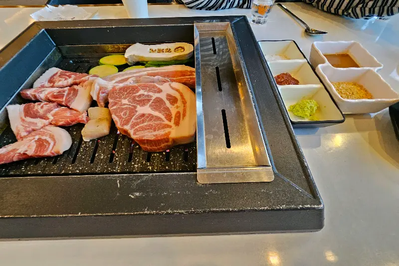 흑돼지와 함께 구워먹는 버섯과 애호박