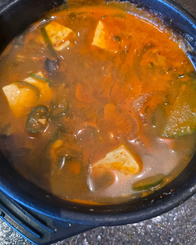 칼칼하고 깊은 맛이 일품인 김치찌개