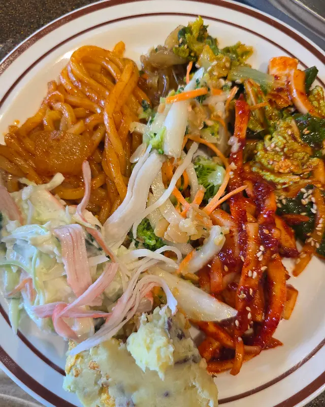 다양한 샐러드바 메뉴를 담은 접시