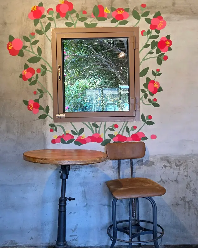 동백꽃 그림이 그려진 창문