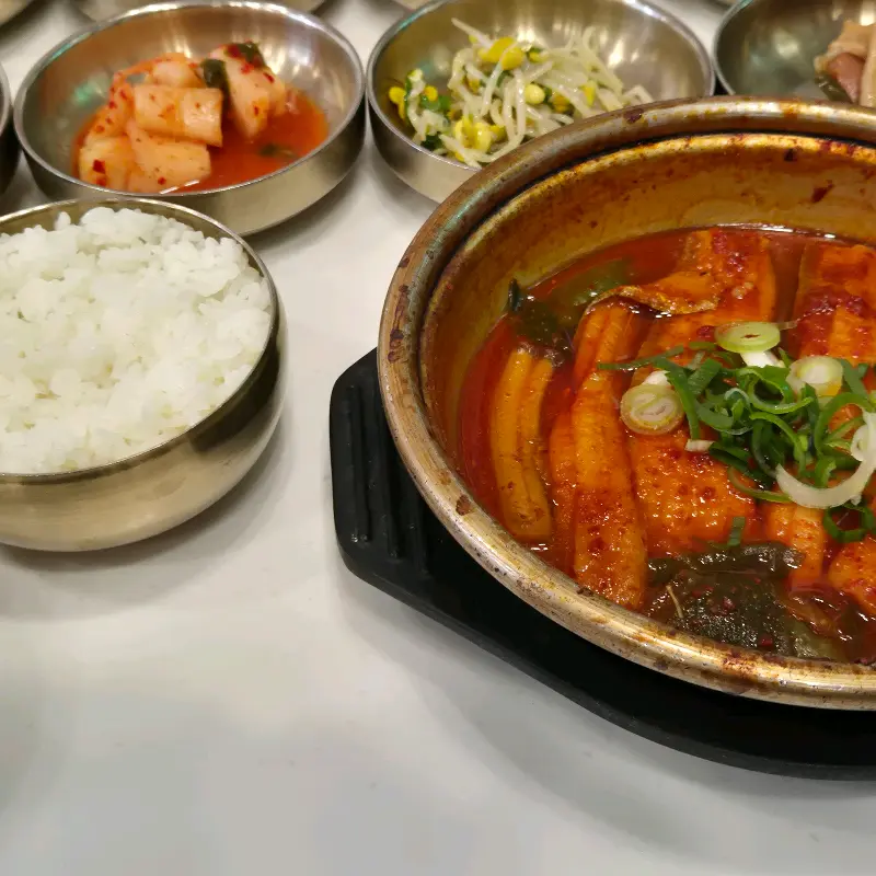 갈치조림의 매콤한 양념이 밥과 환상적인 조화를 이룬다