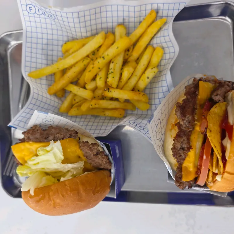 피즈버거 내부 인테리어