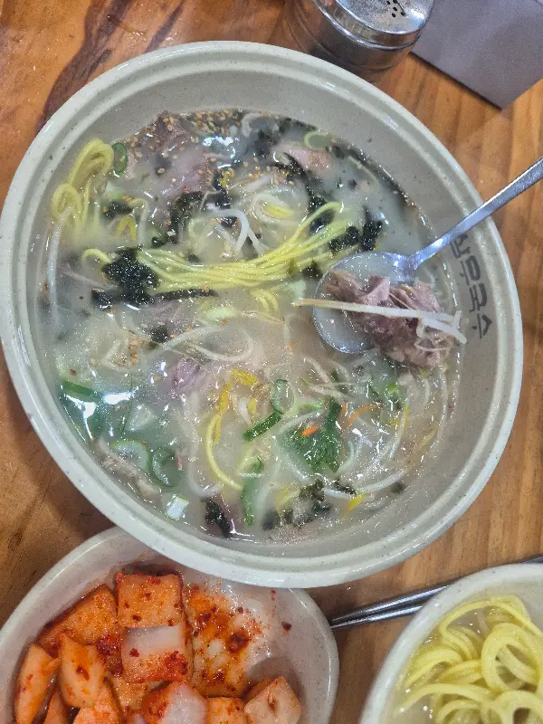 고기국수 먹는 모습